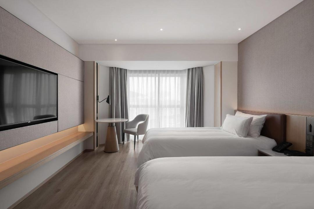 Holiday Inn Shanghai Huaxia By Ihg - Overlooking City Scenery At Sky View Restaurant Екстер'єр фото